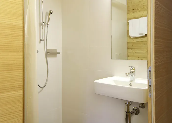 Scuol Youth Hostel Hostel *