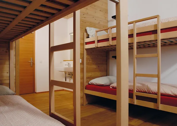 Scuol Youth Hostel Hostel *